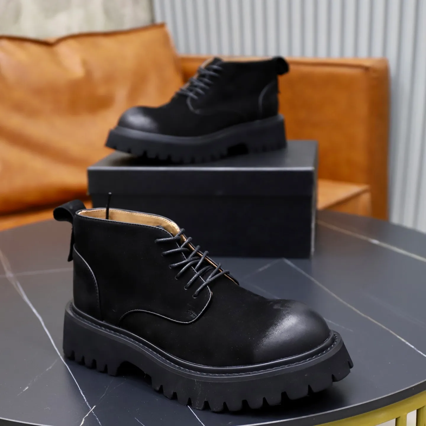 Men's shoes: 580💰🙅‍♂️🙅‍♂️🙅‍♂️ Brand: PRADA Standard code: 38-44 (45 customized) Grade: Same as the official website Material: Original high-grade high-mercerized light Comfortable and breathable pigskin lining Non-slip soft wear-resistant outsole Style category: Men's fashionable casual boots Distinguished luxury brand elements Top luxury Color: actual picture color